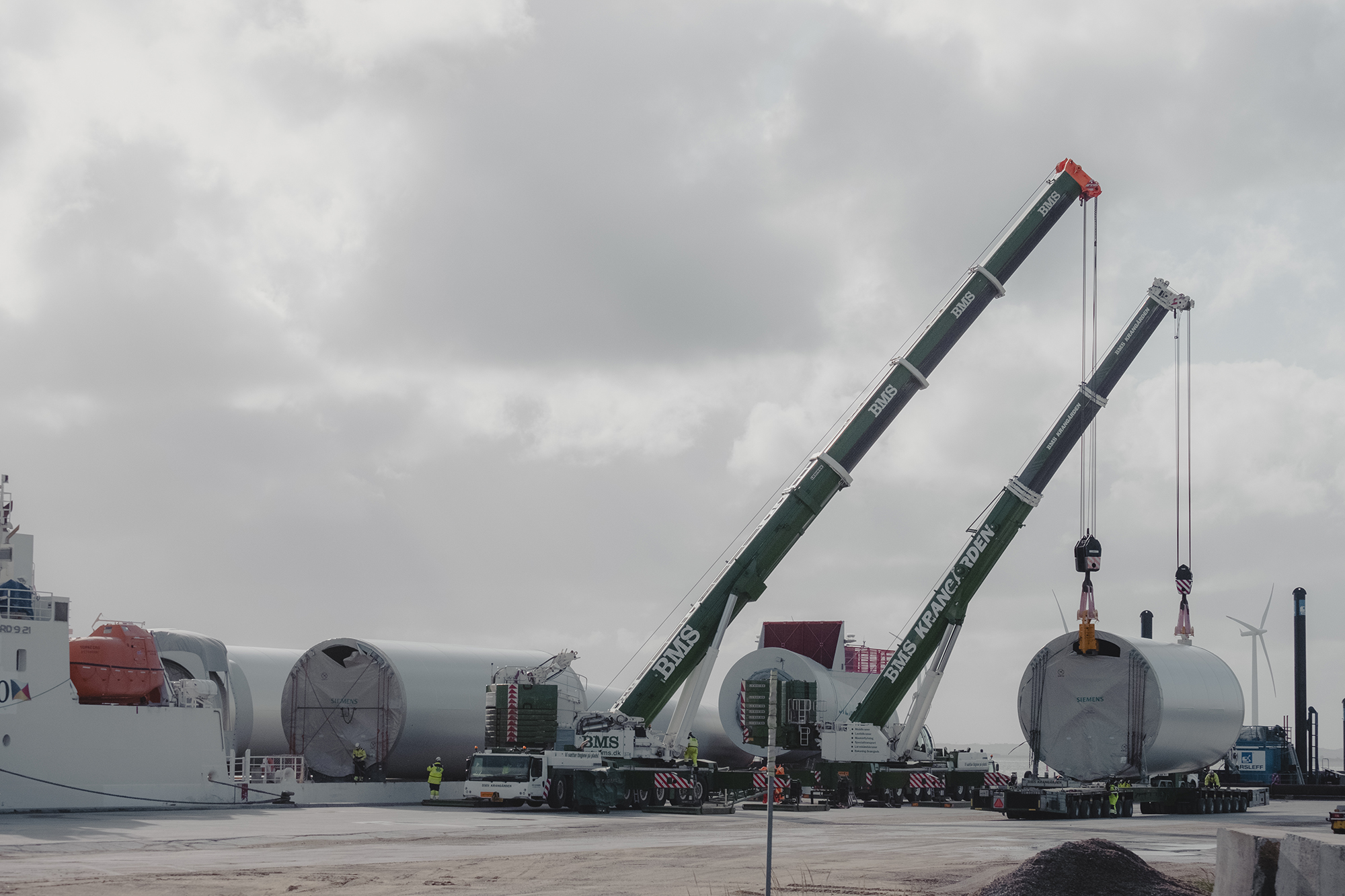 Wind Turbine Discharging XH17255 1 Web
